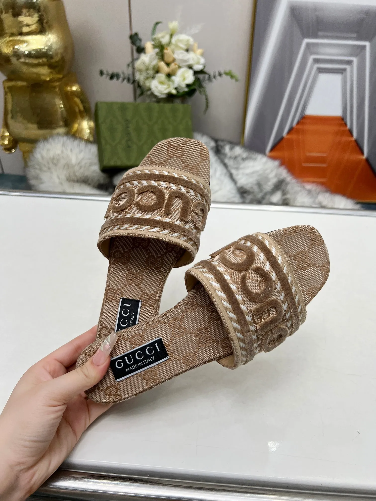 👟👟Ex-factory price 340👟👟 Genuine leather sole 200 Gucci 2024/Spring and summer new electric embroidery flat slippers hot style online —————————————— Perfect interpretation! The original development supports any comparison in the market! Carefully crafted materials! Months in the making! The pattern is extremely beautiful! Unique charm. The fabric is made from the original one-to-one ratio! Flash sale market free version! The thorn lines and three-dimensional effect are full! High-end and high-end Factory No.: 828-16 ꫛꫀꪝ Go➫ Materials: ❶ Upper: Electric embroidery environmentally friendly washed denim fabric ❷ Feet: imported sheepskin, lining sheepskin. ❸Outsole! Original Italian leather outsole ➕ Rubber outsole ........................................ ♡Size: 35-44 ♡Colour: 1cm